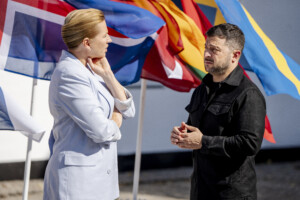 ukraine zelensky deplore des drapeaux russes a la mostra de venise