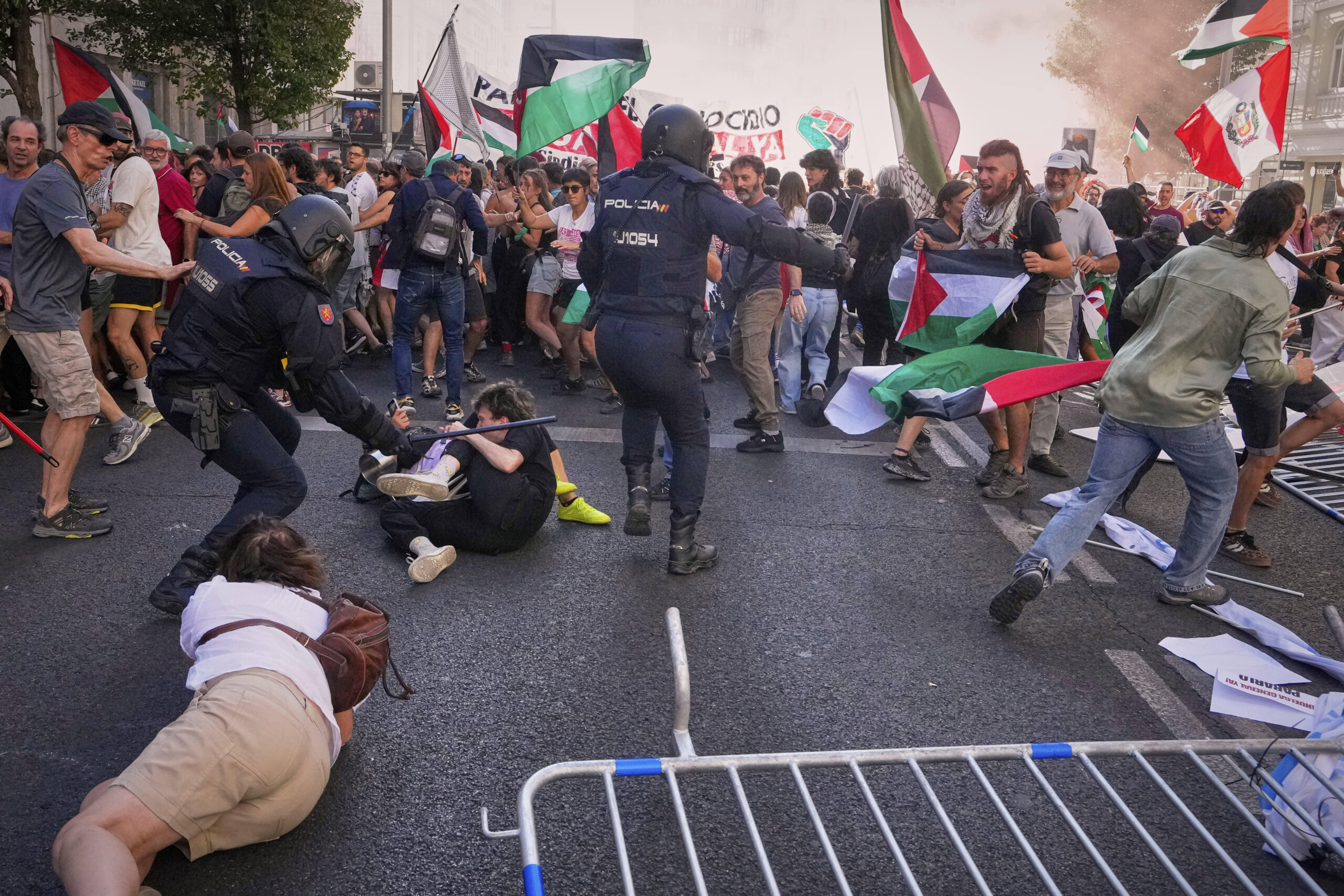 vuelta medias 22 policiers blesses lors des manifestations pro palestiniennes a madrid scaled
