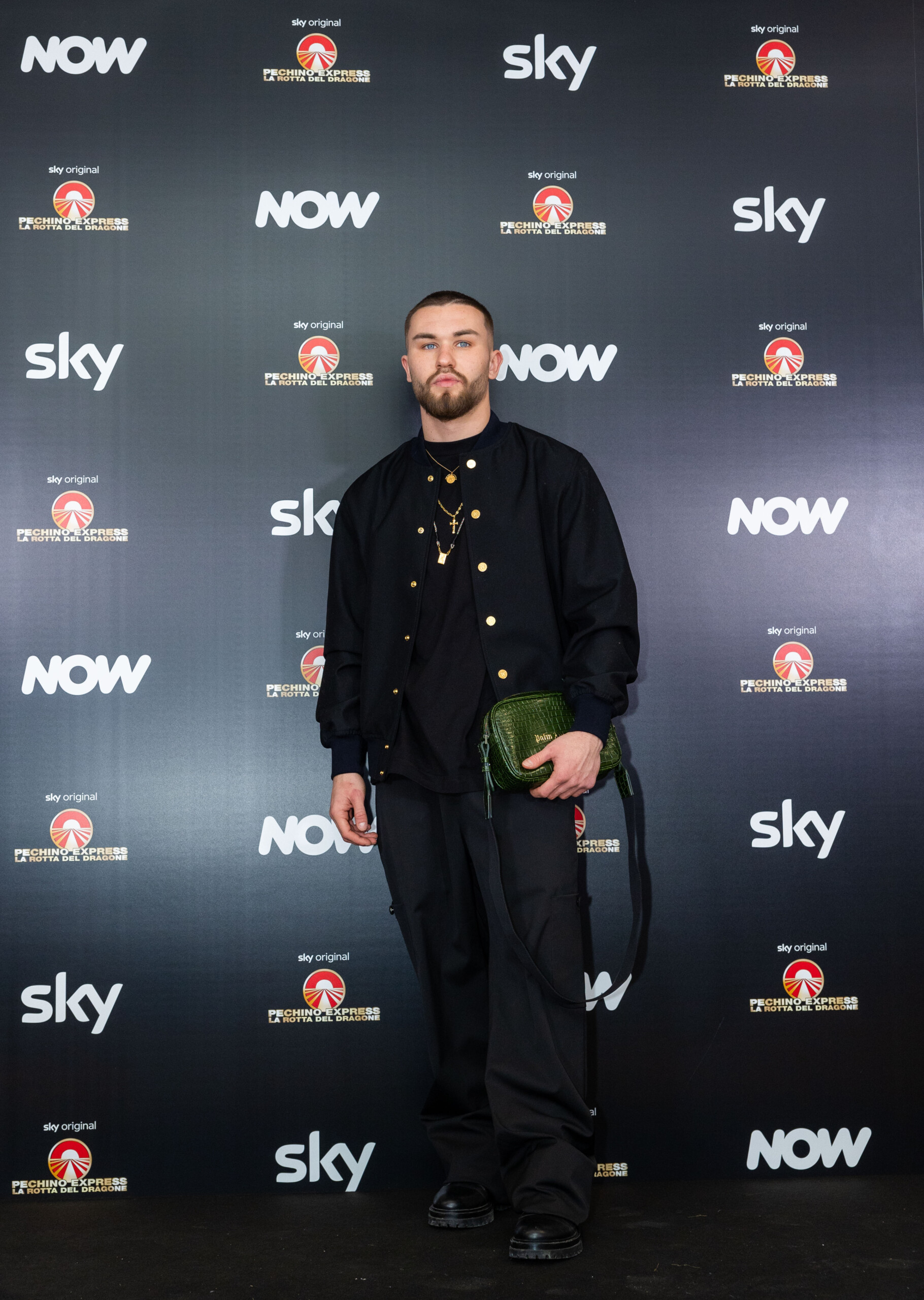 Naples : il bouscule le personnel médical et endommage les urgences, l'acteur de « Mare Fuori » arrêté 1 naples il bouscule le personnel medical et endommage les urgences lacteur de mare fuori arrete scaled