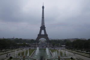france musees du louvre et tour eiffel fermes en raison dune greve generale