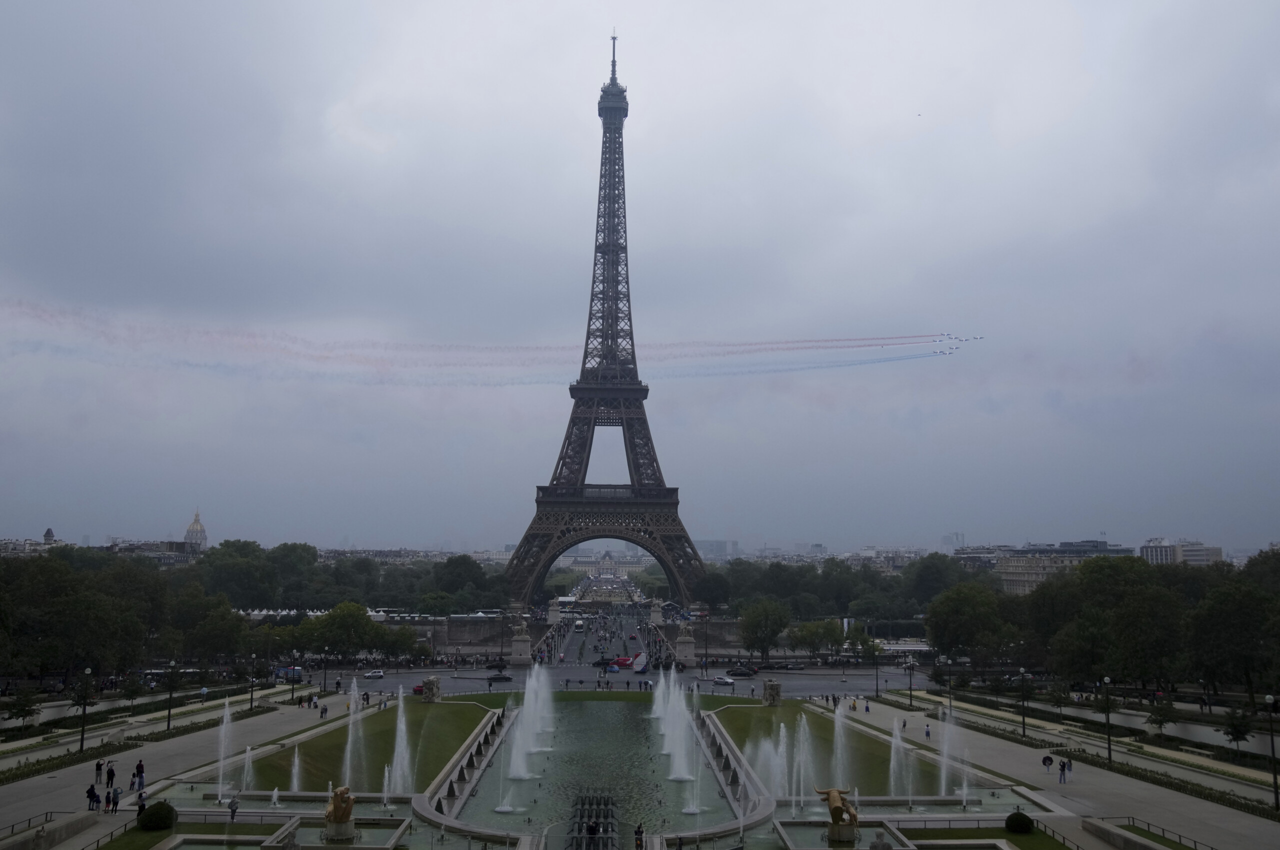 france musees du louvre et tour eiffel fermes en raison dune greve generale scaled