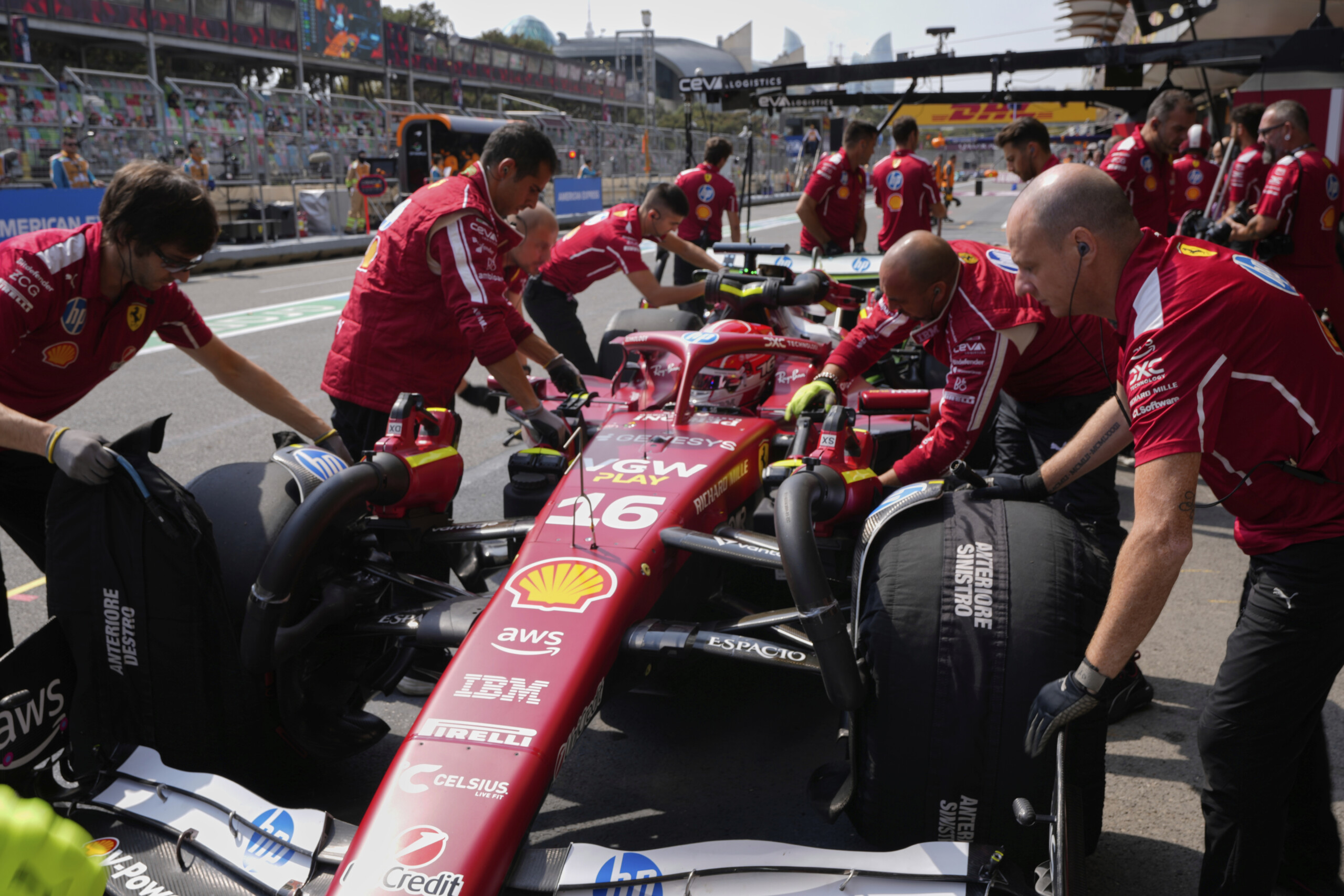 f1 gp dazerbaidjan double ferrari aux deuxiemes essais libres hamilton devant leclerc scaled
