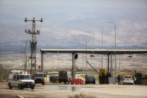 moyen orient israel ferme le poste frontiere dallenby apres lattaque dhier