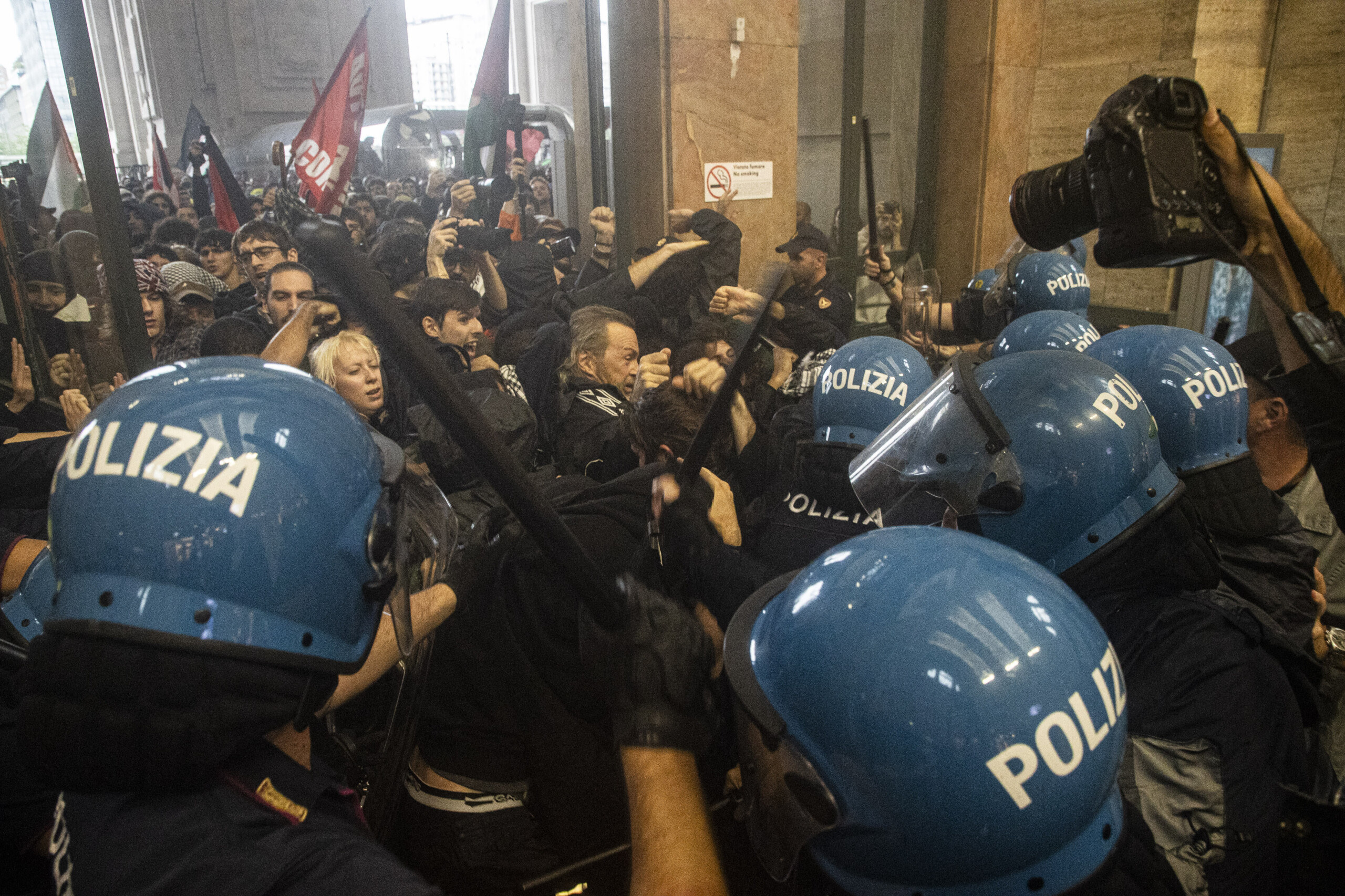 greve pour gaza encore des affrontements a milan des jets de pierres et de bouteilles scaled