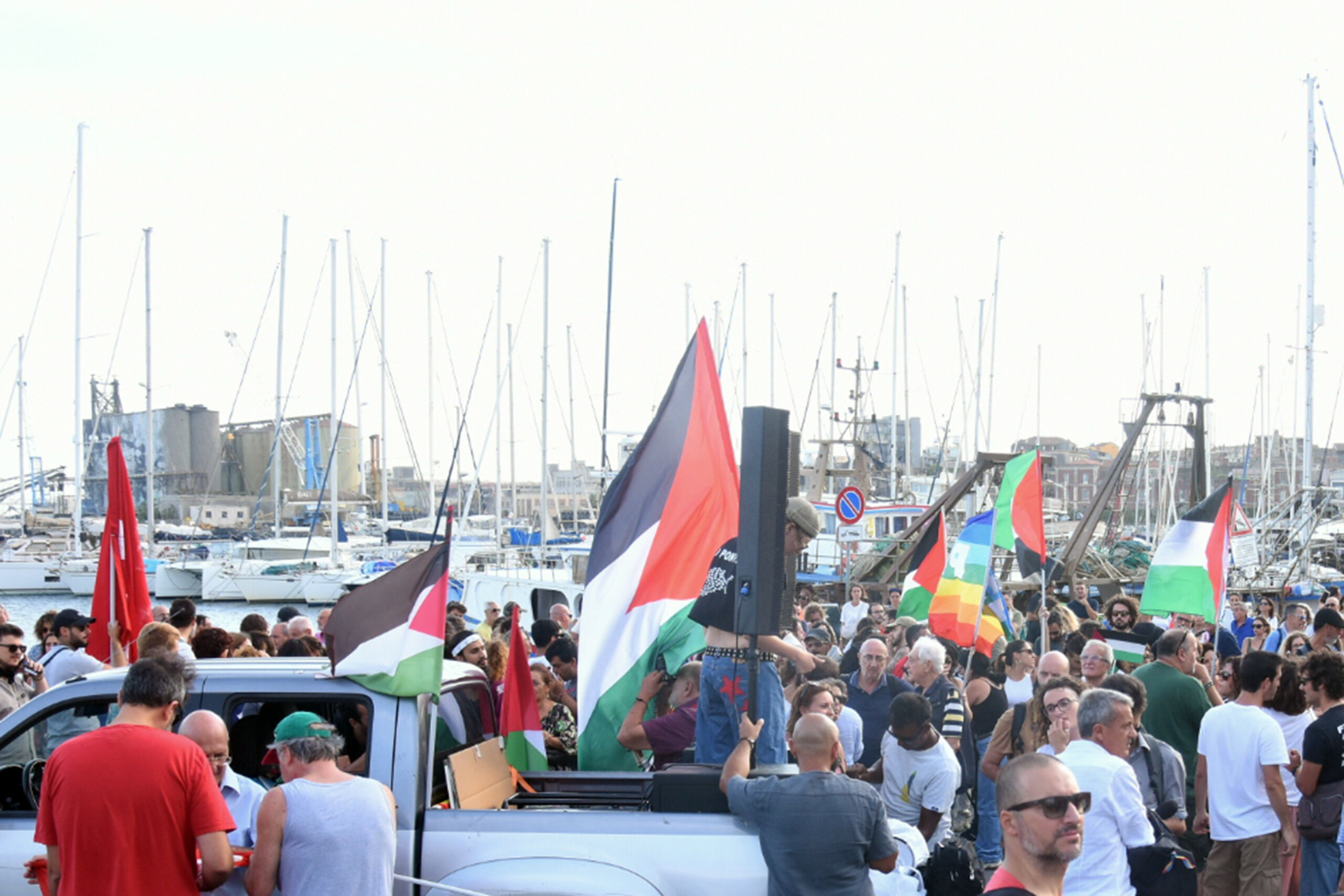 flottille les militants refusent la proposition denvoyer de laide a chypre scaled