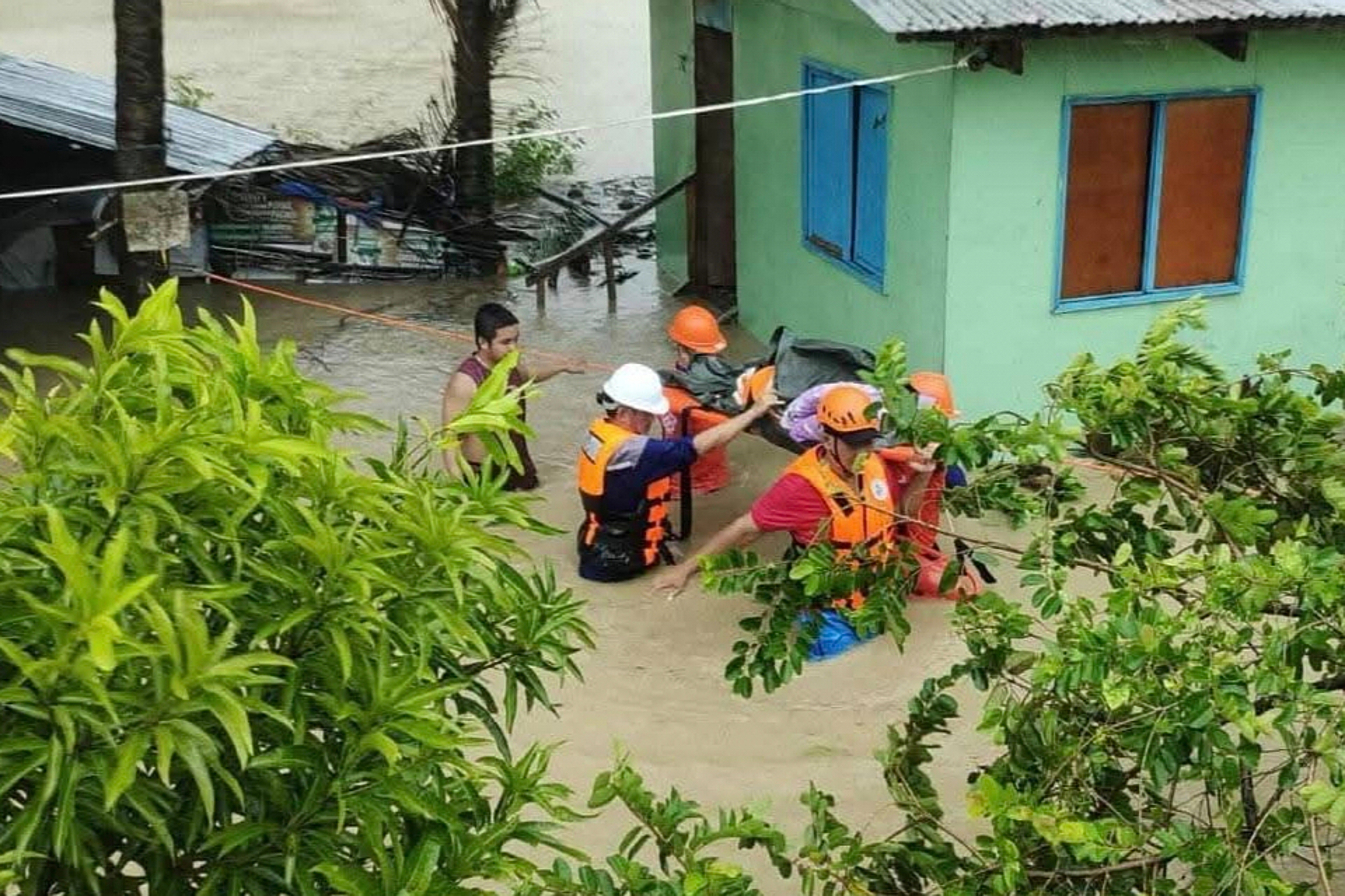 philippines la tempete bualoi fait 10 morts et 433 000 personnes ont ete evacuees