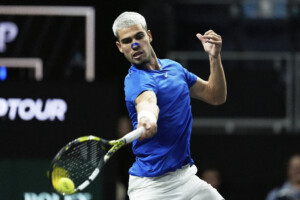 atp tokyo alcaraz domine bergs et se qualifie pour les quarts de finale