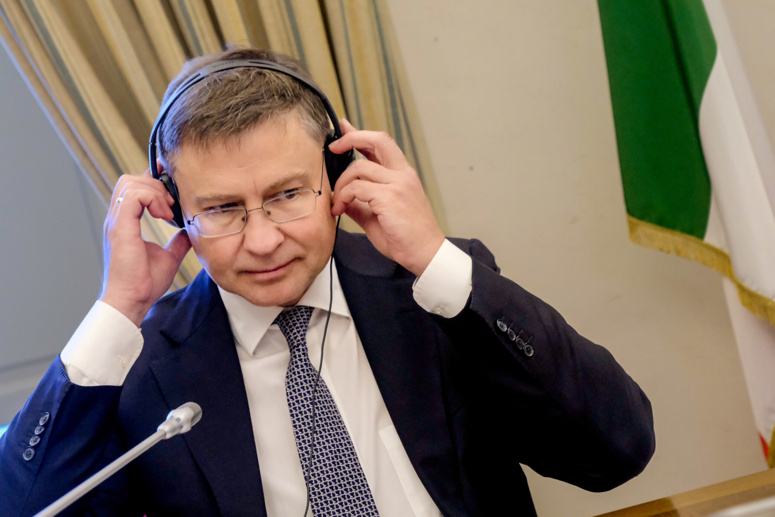 ukraine dombrovskis nous sommes deja dans une guerre hybride avec la russie scaled