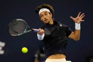 tennis atp pekin musetti abandonne et tien se qualifie pour les demi finales