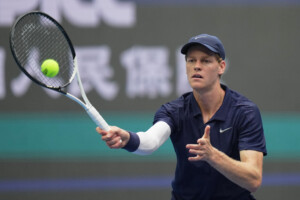 tennis sinner ce netait pas facile de changer aujourdhui mais les demi finales ont ete un excellent resultat