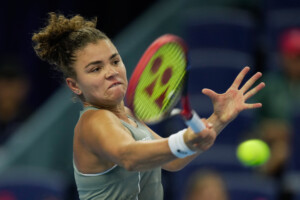tennis wta pekin paolini se bat mais cela ne suffit pas anisimova en demi finale
