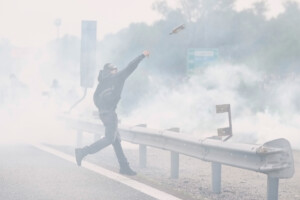 flotilla canons a eau contre manifestants a milan sur le peripherique