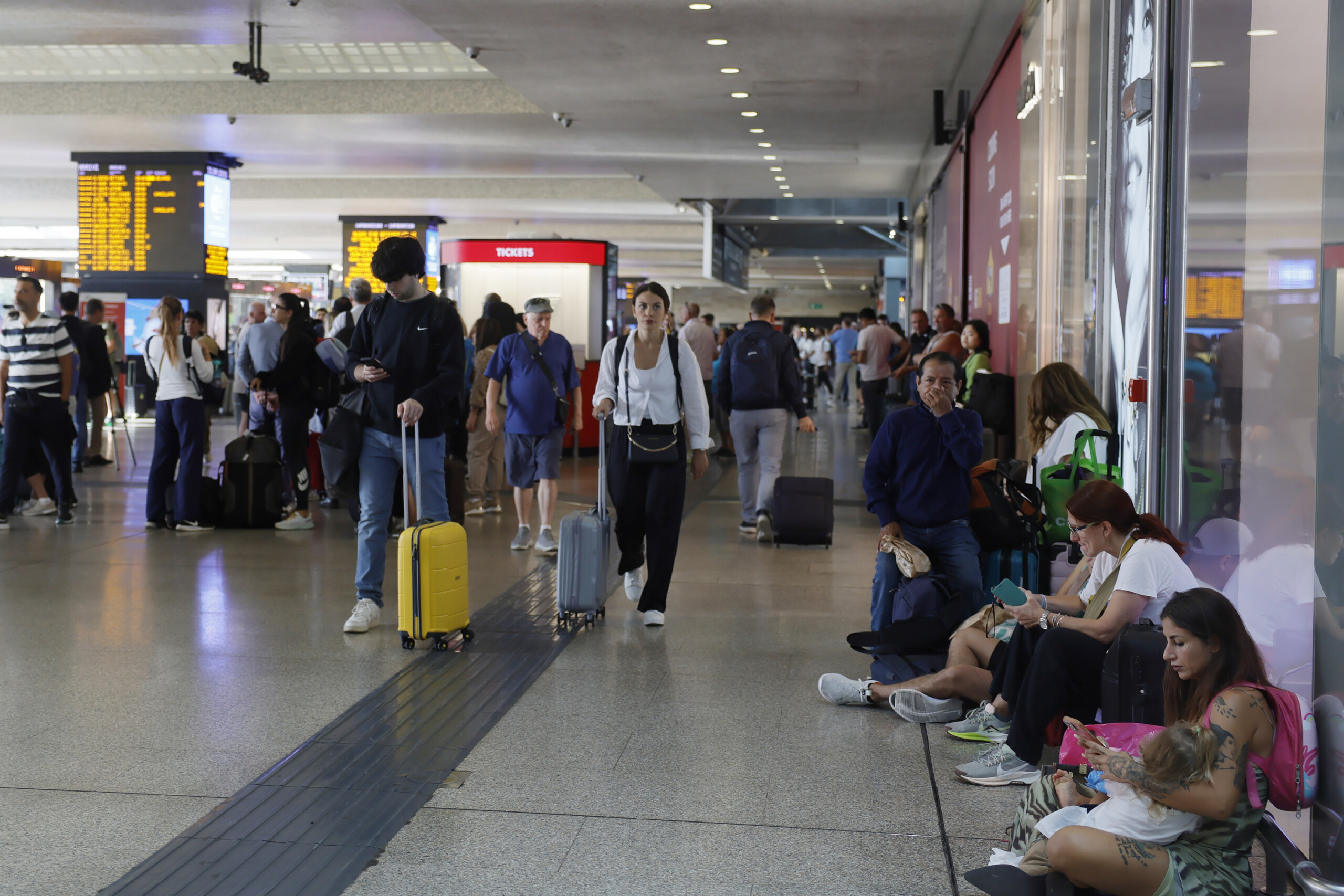 greve generale annulations et retards jusqua 80 minutes a rome termini scaled