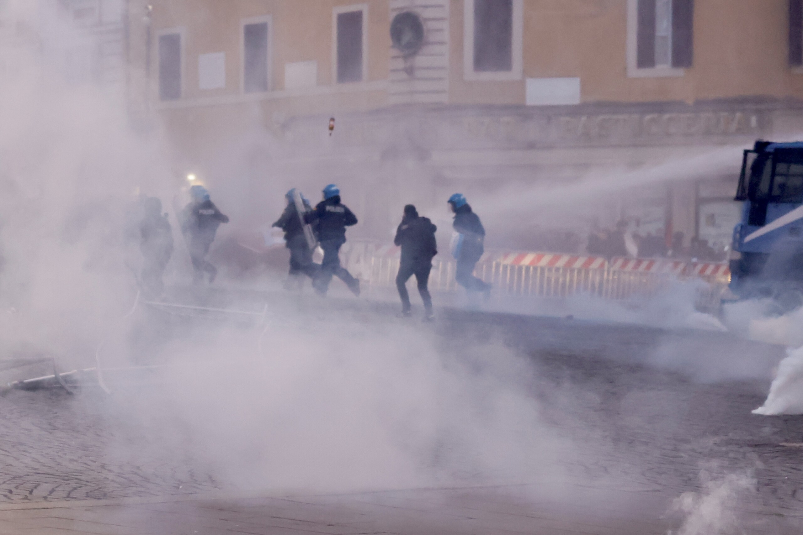 cortege a rome affrontements entre police et manifestants a santa maria maggiore charges sur la via merulana scaled