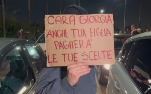 gaza ta fille paiera aussi des pancartes contre meloni lors dun cortege pro palestine a milan