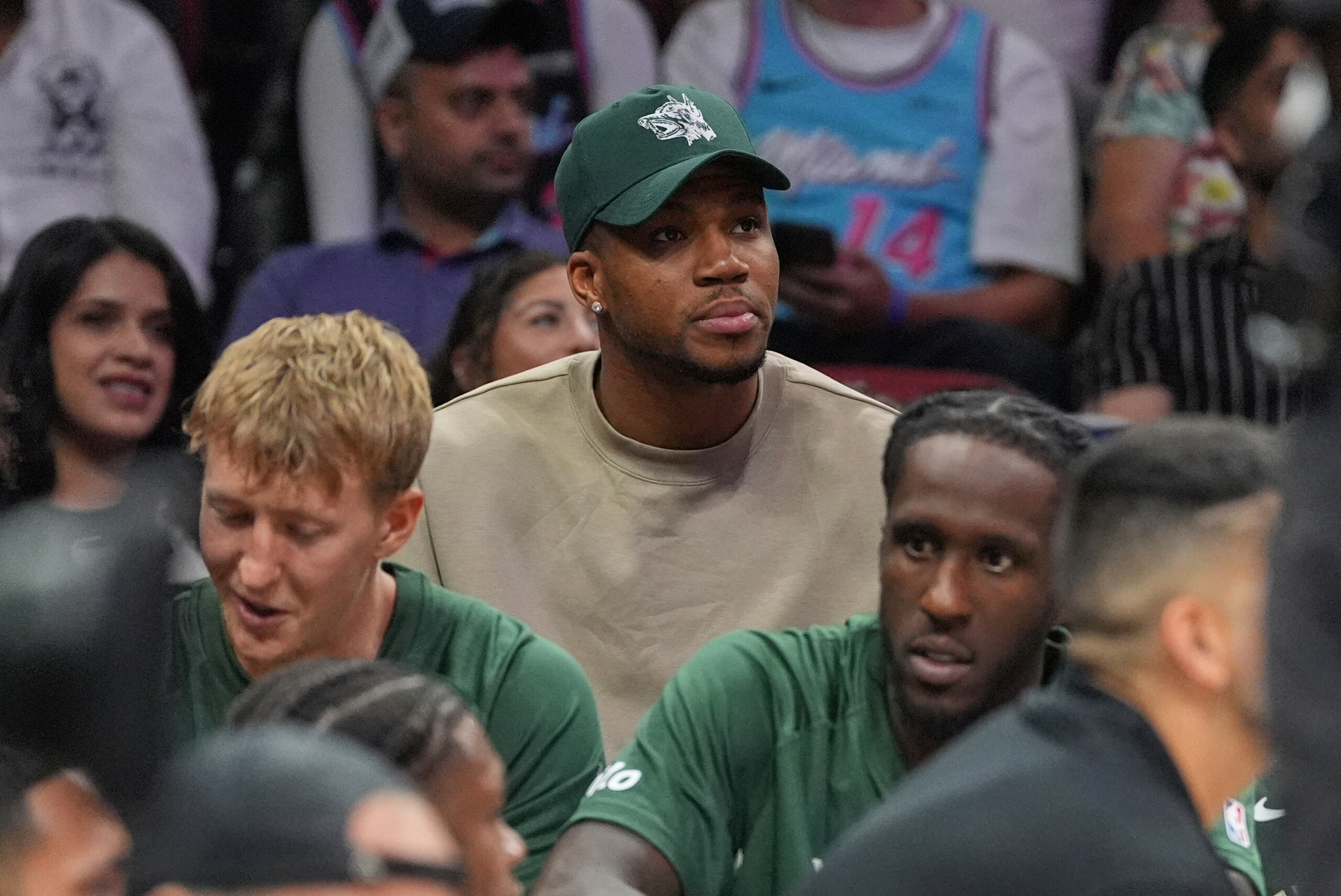 nba antetokounmpo je suis attache a milwaukee mais changer davis est humain scaled