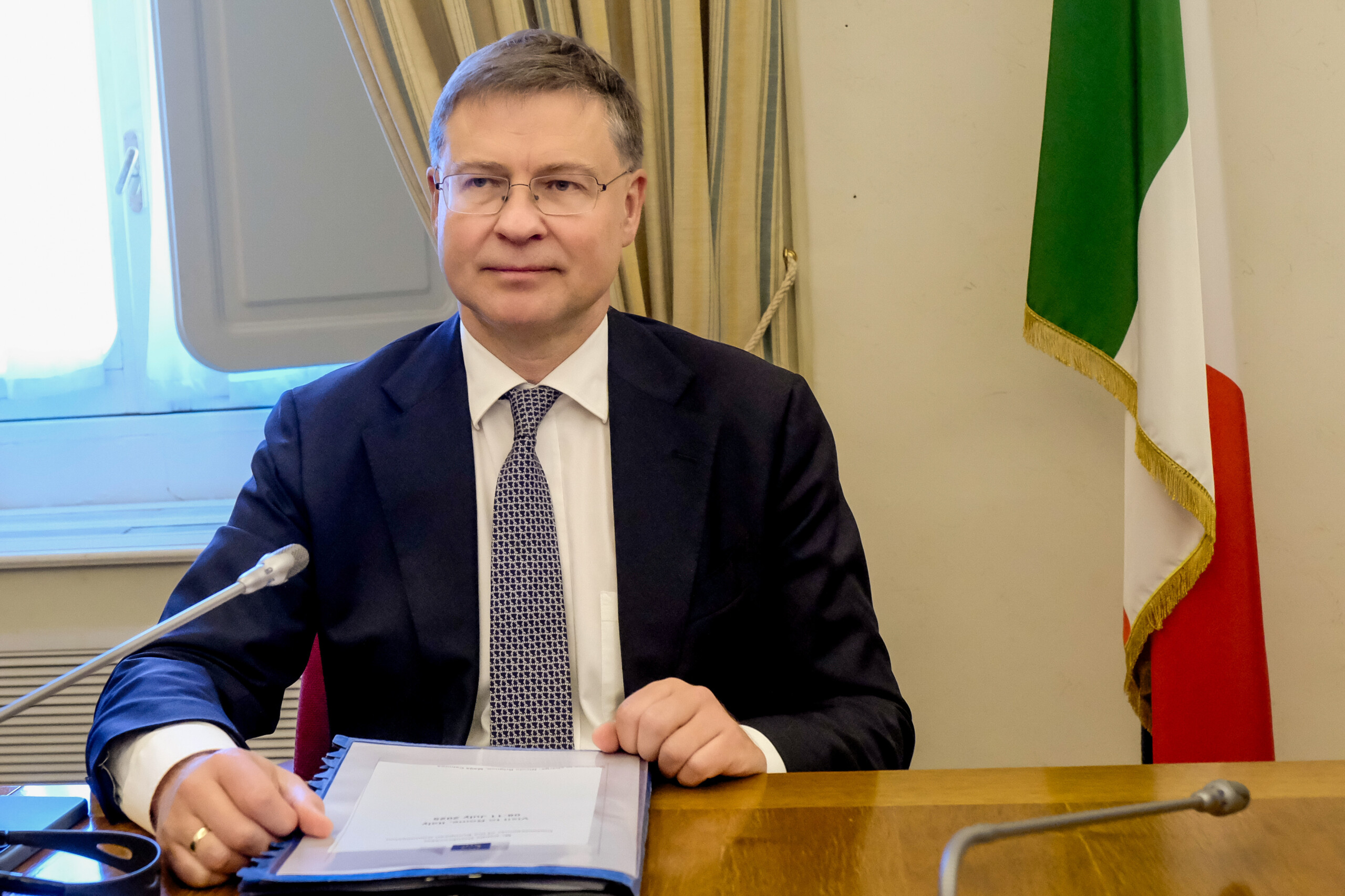 ukraine dombrovskis 253 milliards donnes a kiev 84 milliards supplementaires dici la fin de lannee scaled