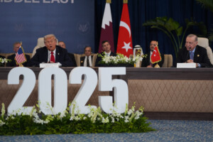 gaza les dirigeants americains egyptiens turcs et qataris signent des accords a charm el cheikh