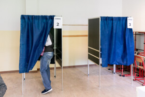 toscane les urnes sont ouvertes pour les elections regionales le vote est ouvert jusqua 15 heures