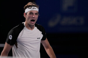 tennis six kings slam fritz bat zverev et affrontera alcaraz en quarts de finale