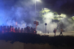 udine 13 personnes interpellees et 2 arretees pour les affrontements lors de la manifestation pro pal 11 agents blesses