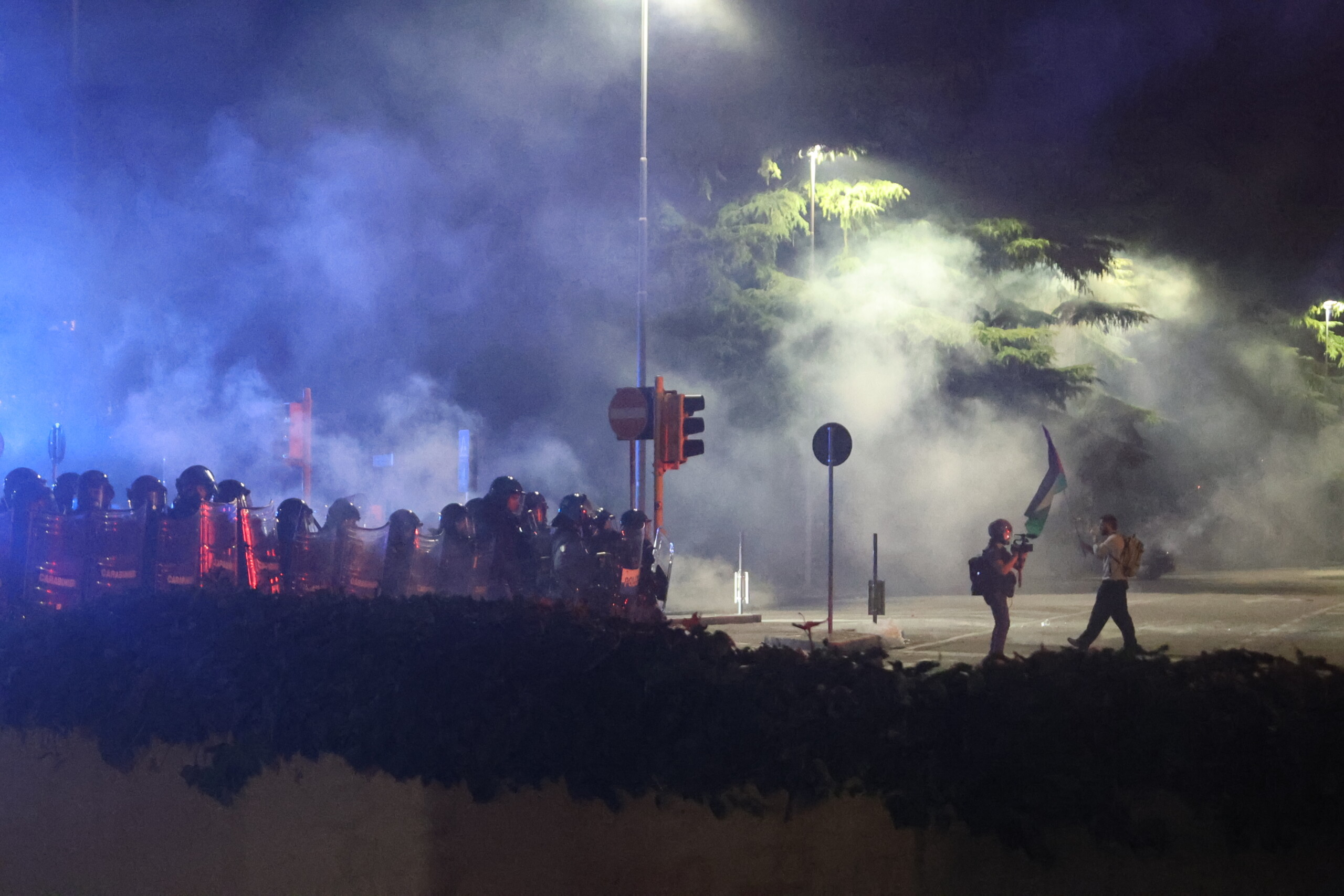 udine 13 personnes interpellees et 2 arretees pour les affrontements lors de la manifestation pro pal 11 agents blesses scaled