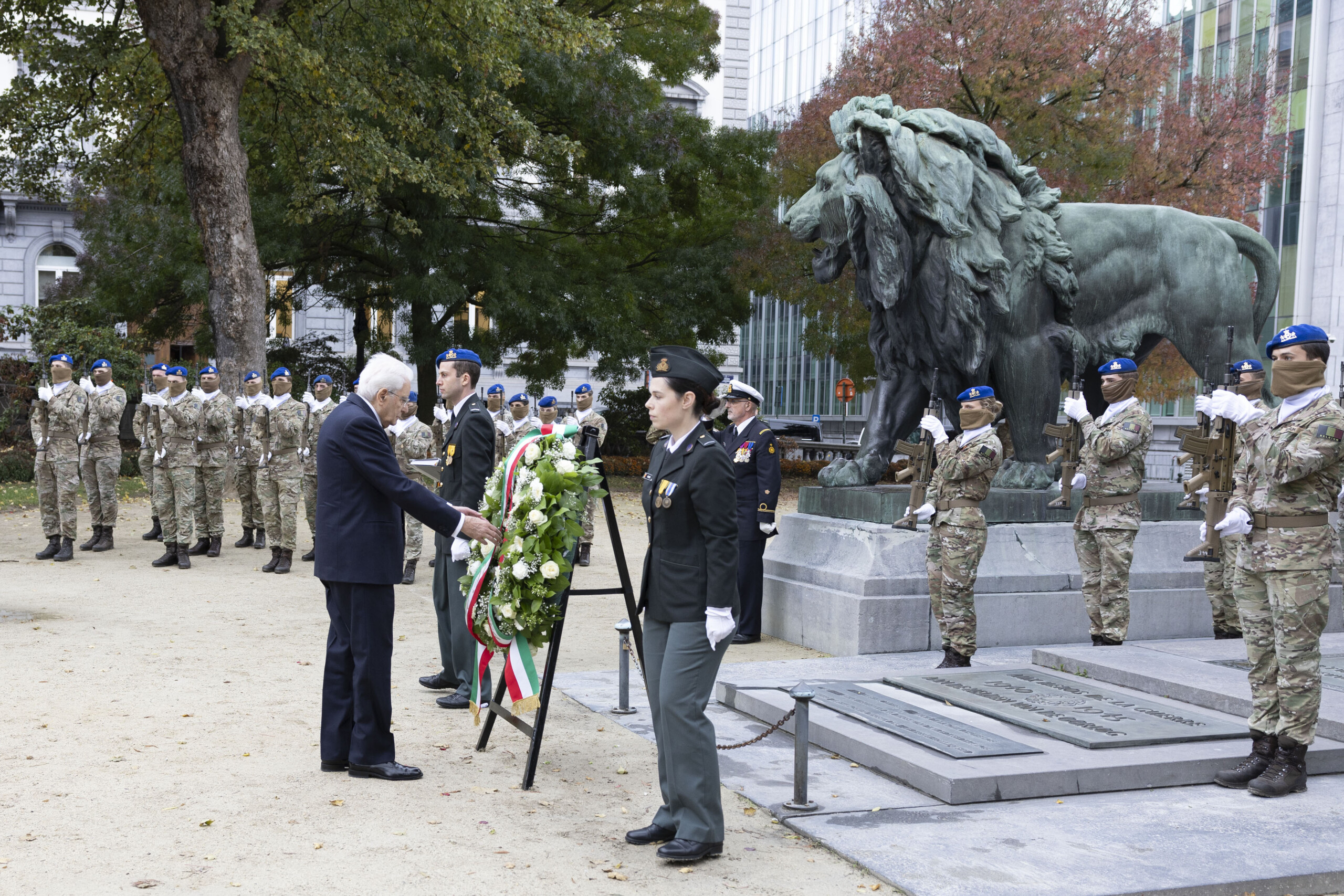 italie belgique mattarella depose une couronne au monument du soldat inconnu a bruxelles scaled