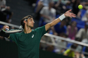 tennis atp vienne musetti bat medjedovic et se qualifie pour le deuxieme tour