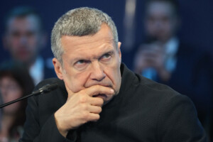 ukraine trump tourne en derision a la television russe dans lemission du propagandiste solovyov