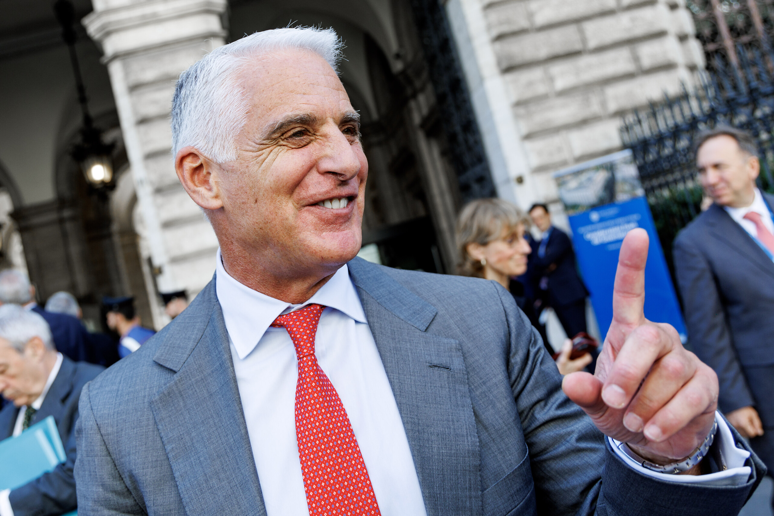 unicredit orcel nous confirmons nos previsions de benefices de 105 milliards en 2025 scaled