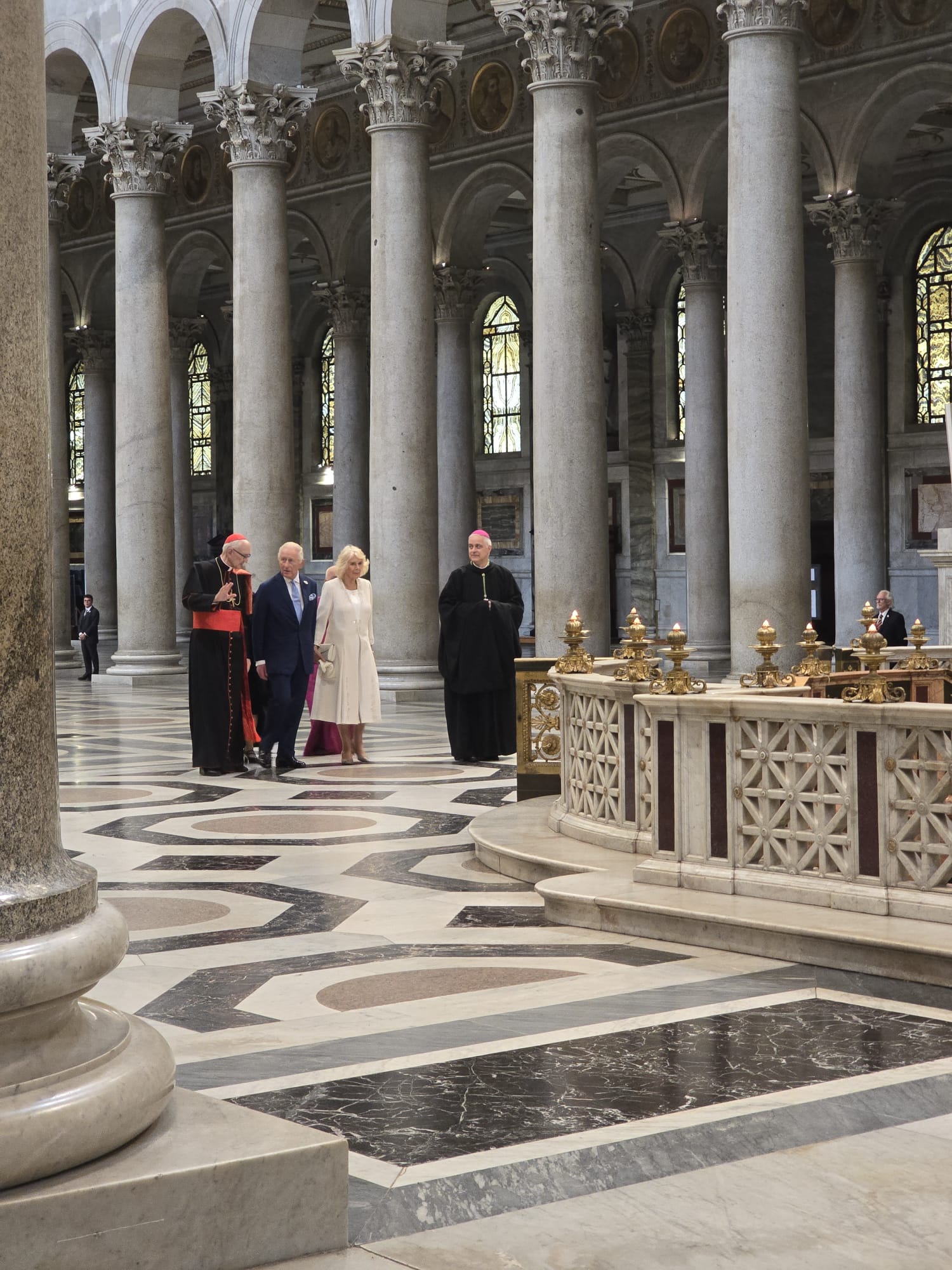 vatican les membres de la famille royale britannique dans la basilique saint paul hors les murs