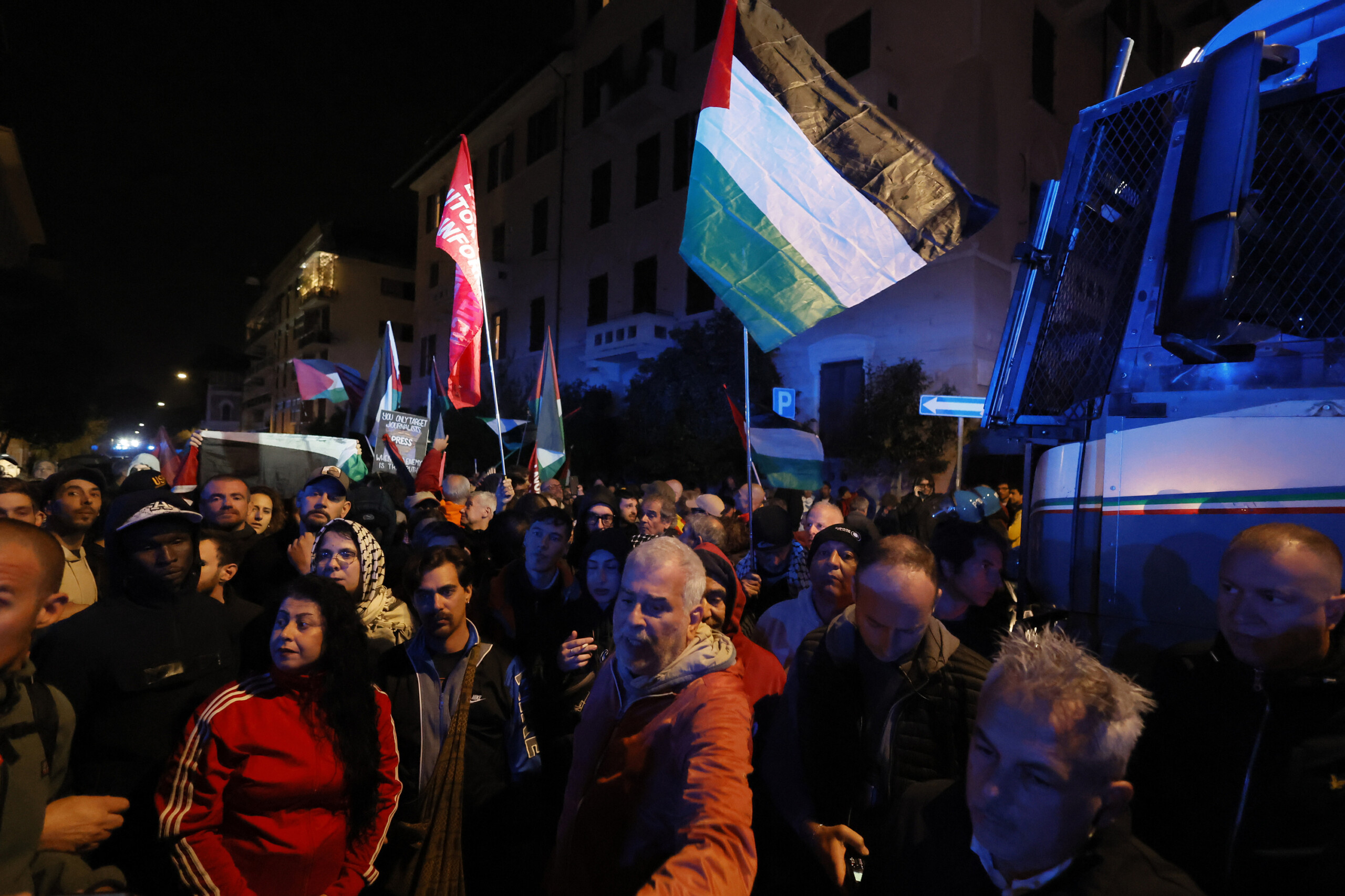 Rome, le cortège pro-palestinien ne s’arrête pas : les manifestants encore visés par les canons à eau 1 rome le cortege pro palestinien ne sarrete pas les manifestants encore vises par les canons a eau scaled