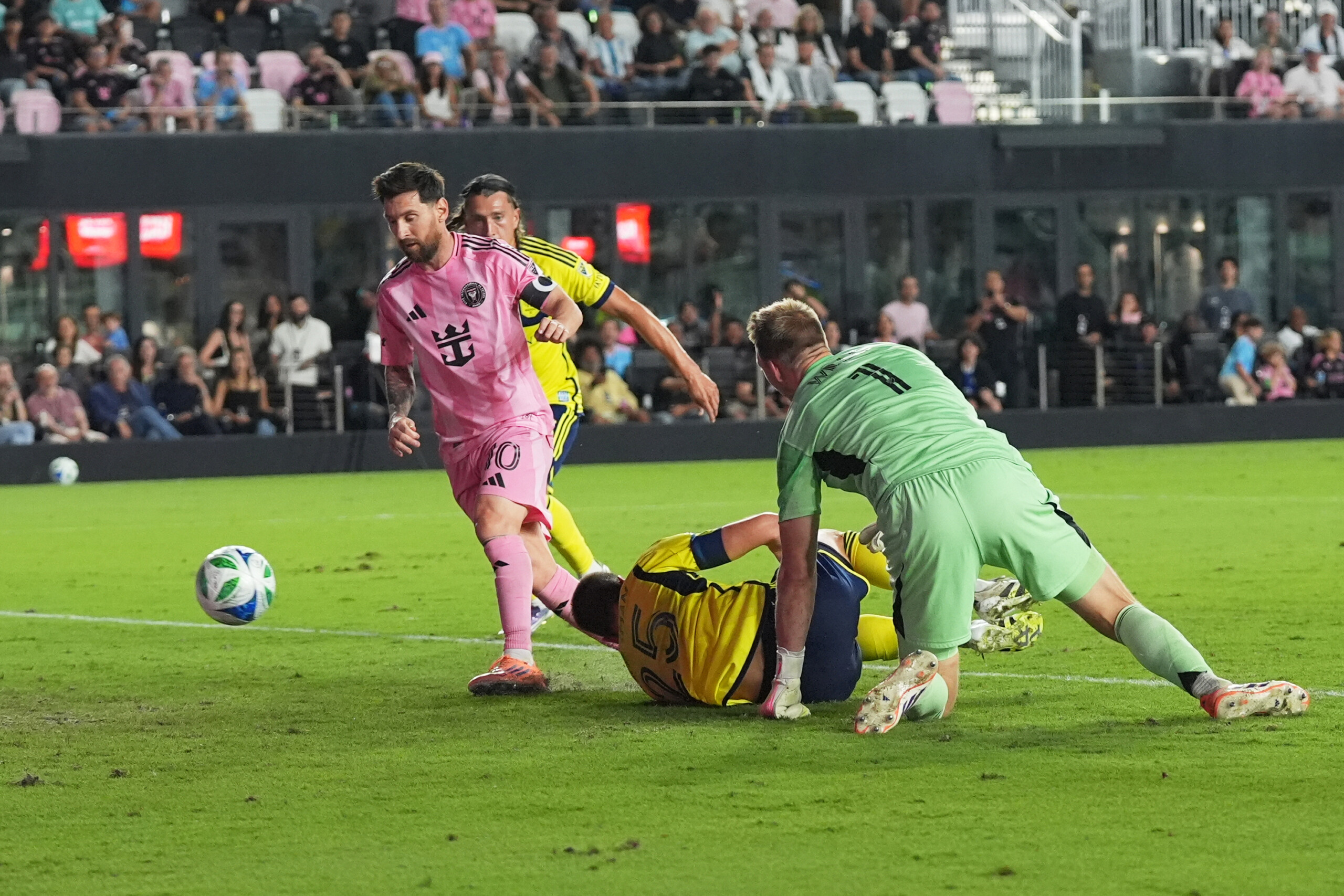 Football : Messi marque un doublé dès ses débuts avec Miami en playoffs MLS 1 football messi marque un double des ses debuts avec miami en playoffs mls scaled