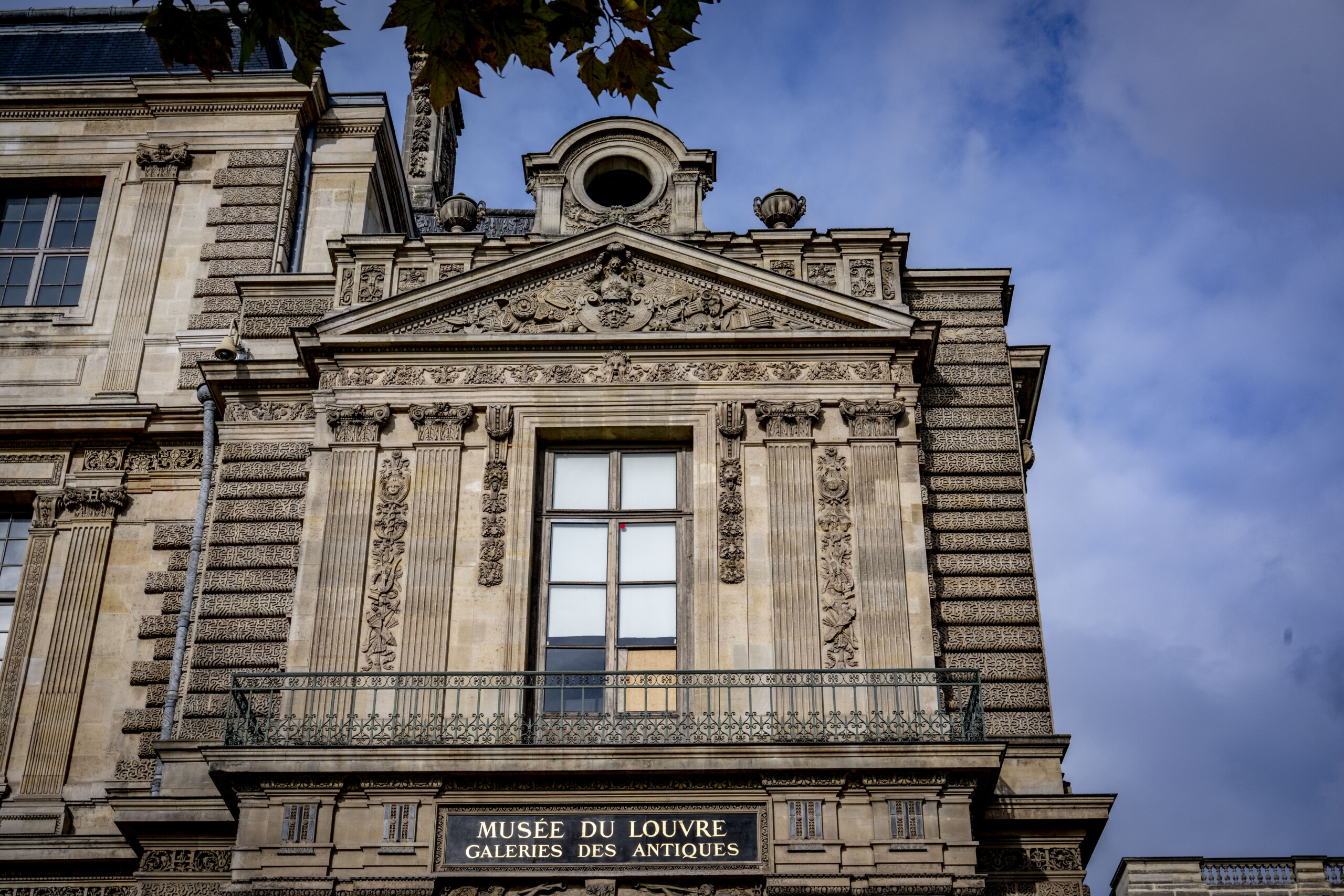France : les bijoux du Louvre transférés dans un coffre-fort à 26 mètres de profondeur 1 france les bijoux du louvre transferes dans un coffre fort a 26 metres de profondeur scaled