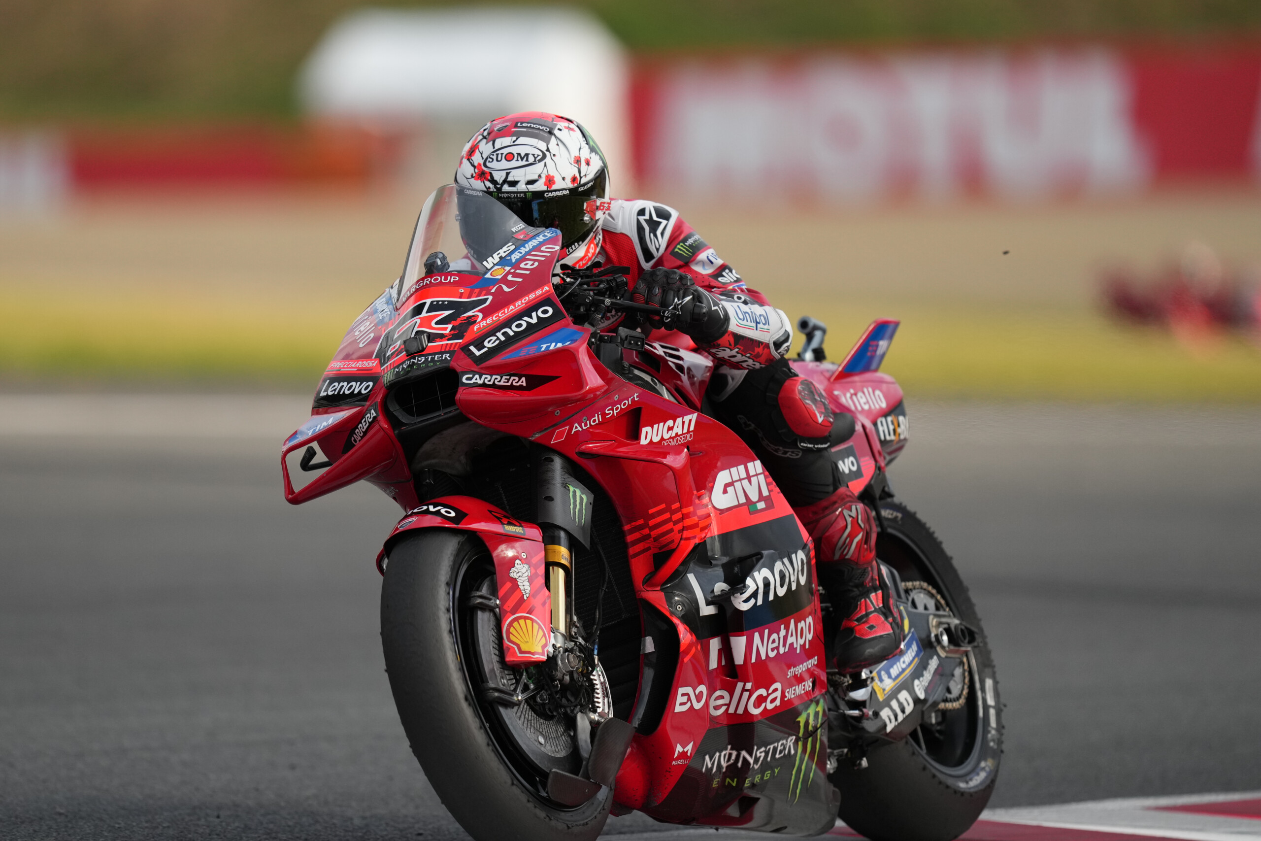 motogp bagnaia en pole position en malaisie premiere ligne entierement ducati avec alex marquez et morbidelli scaled