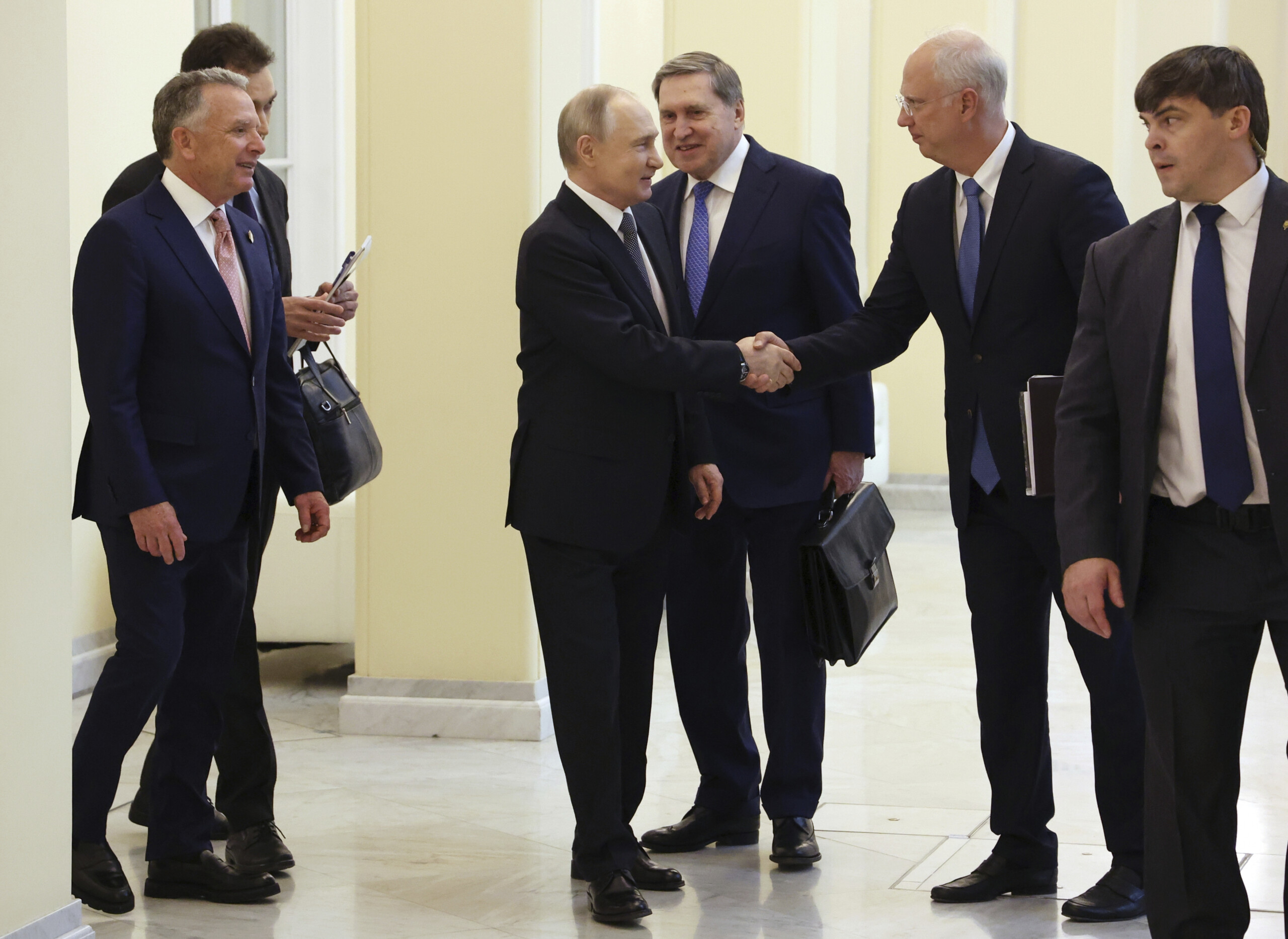 ukraine lenvoye russe dmitriev proches dune solution diplomatique scaled