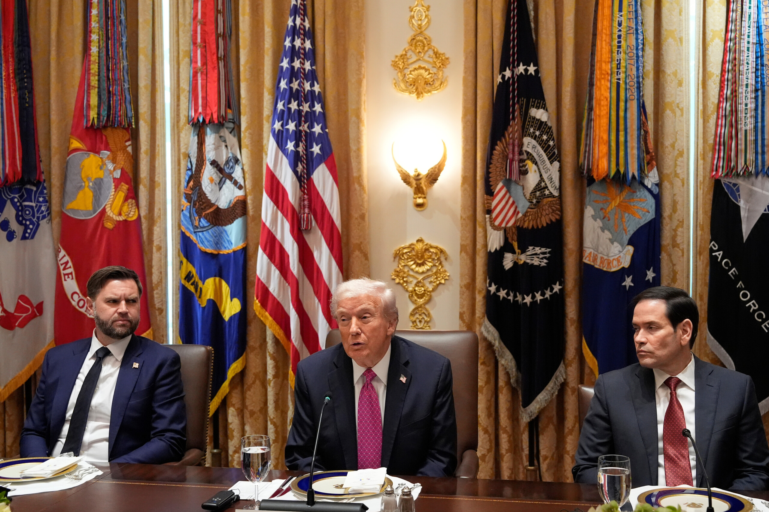 etats unis trump nexclut pas un troisieme mandat mais lance le ticket vance rubio scaled