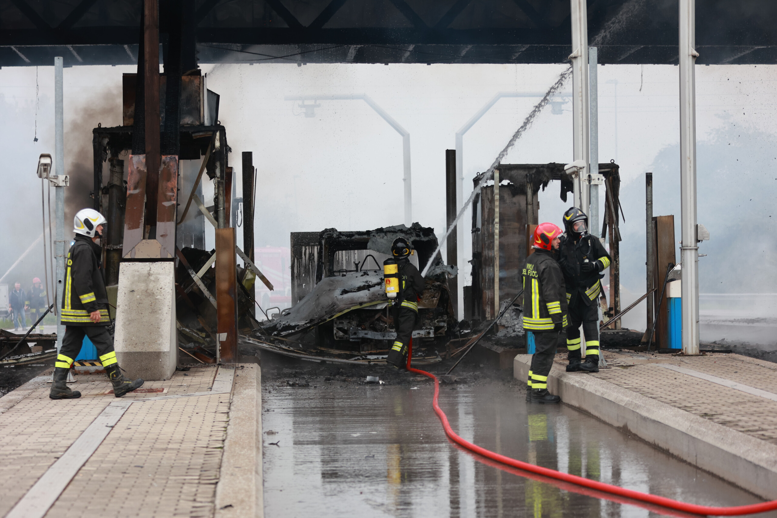 Brescia : incendie au péage de l'autoroute A21 1 brescia incendie au peage de lautoroute a21 scaled