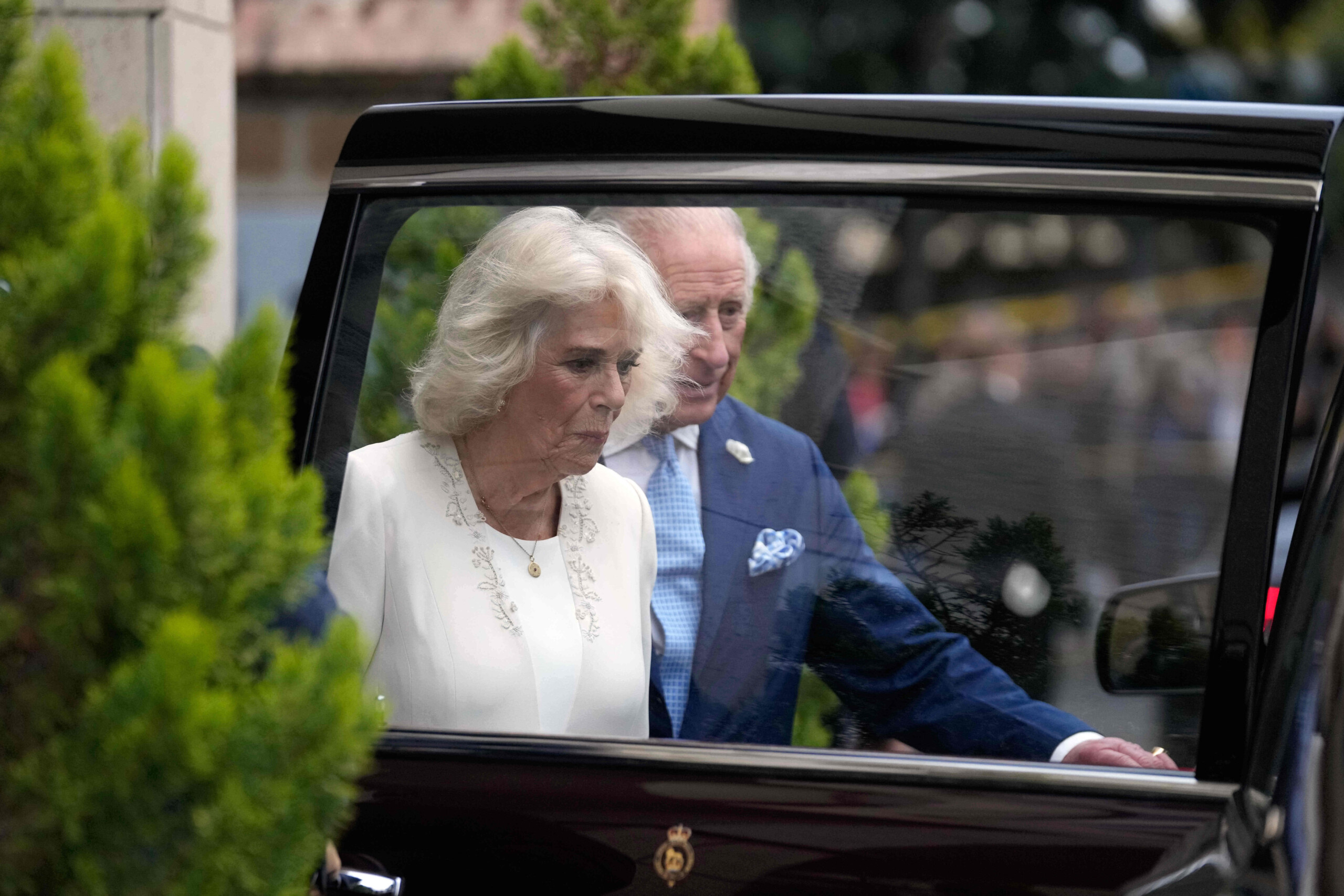 le roi charles et camilla bouleverses et choques par lattaque dans le train scaled