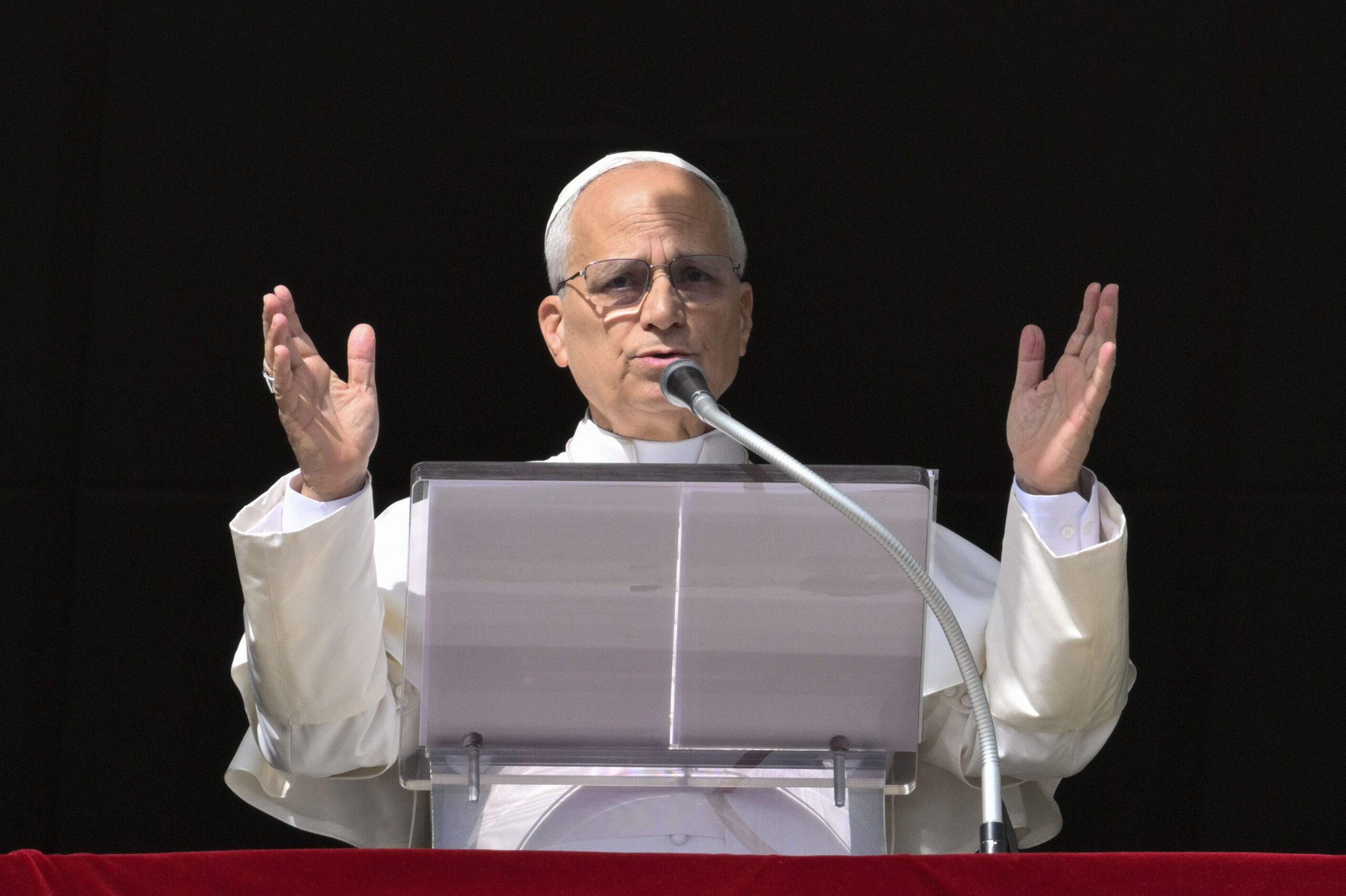 pape chaque personne est un monde a part entiere aujourdhui nous defions la fragile memoire humaine scaled