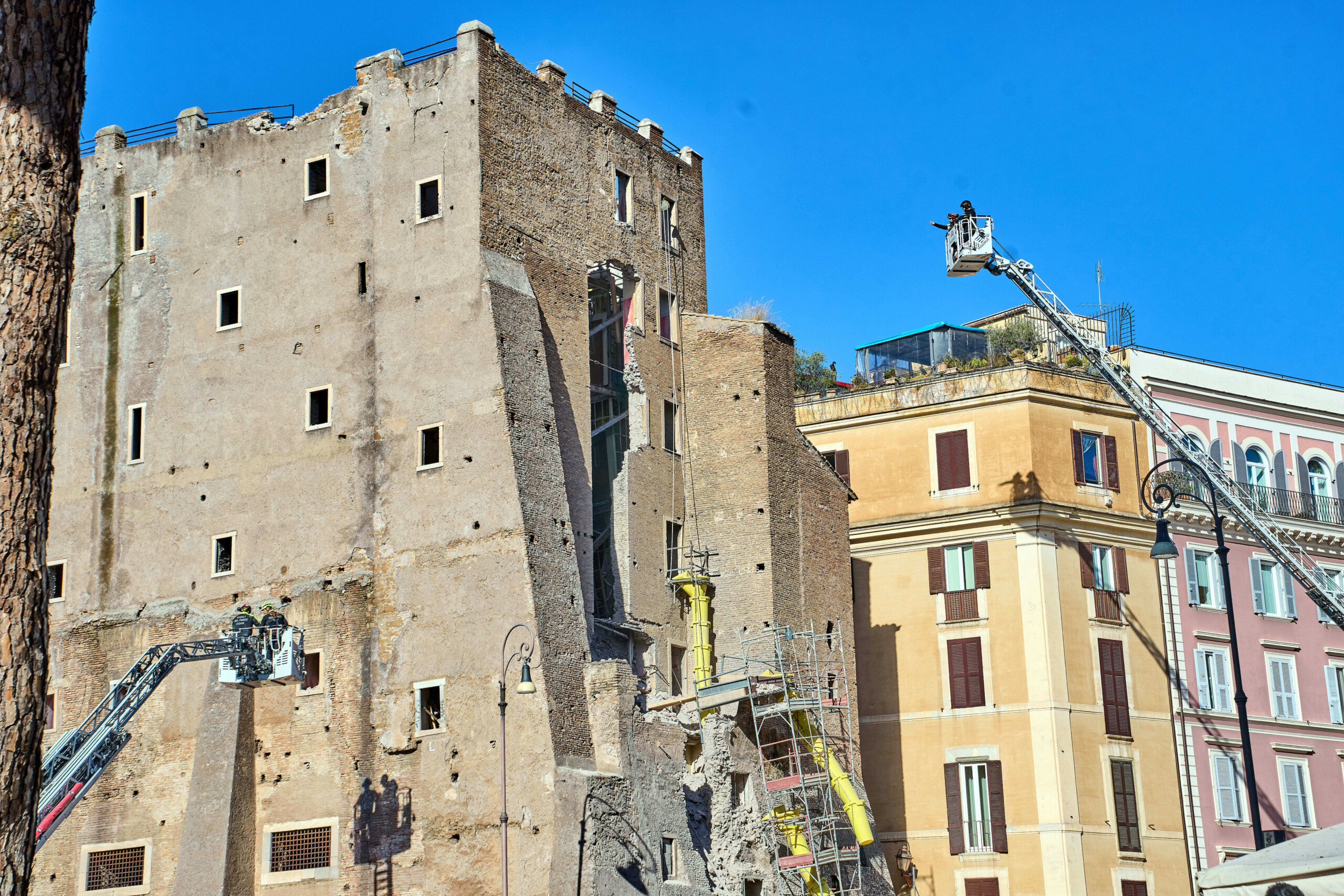 effondrement de la torre dei conti aux forums imperiaux farnesina des propos sordides de la part de moscou scaled