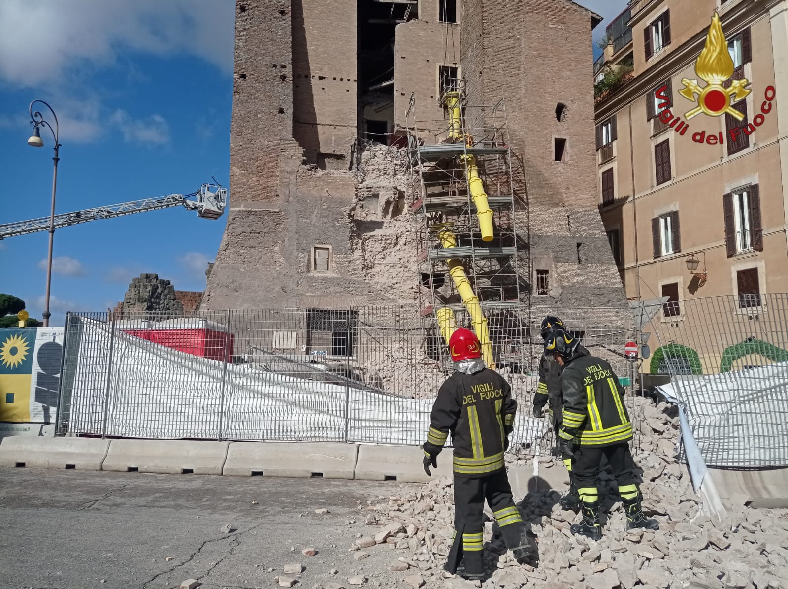 Rome : double effondrement de la Torre dei Conti aux Forums impériaux, un ouvrier toujours coincé sous les décombres 1 rome double effondrement de la torre dei conti aux forums imperiaux un ouvrier toujours coince sous les decombres