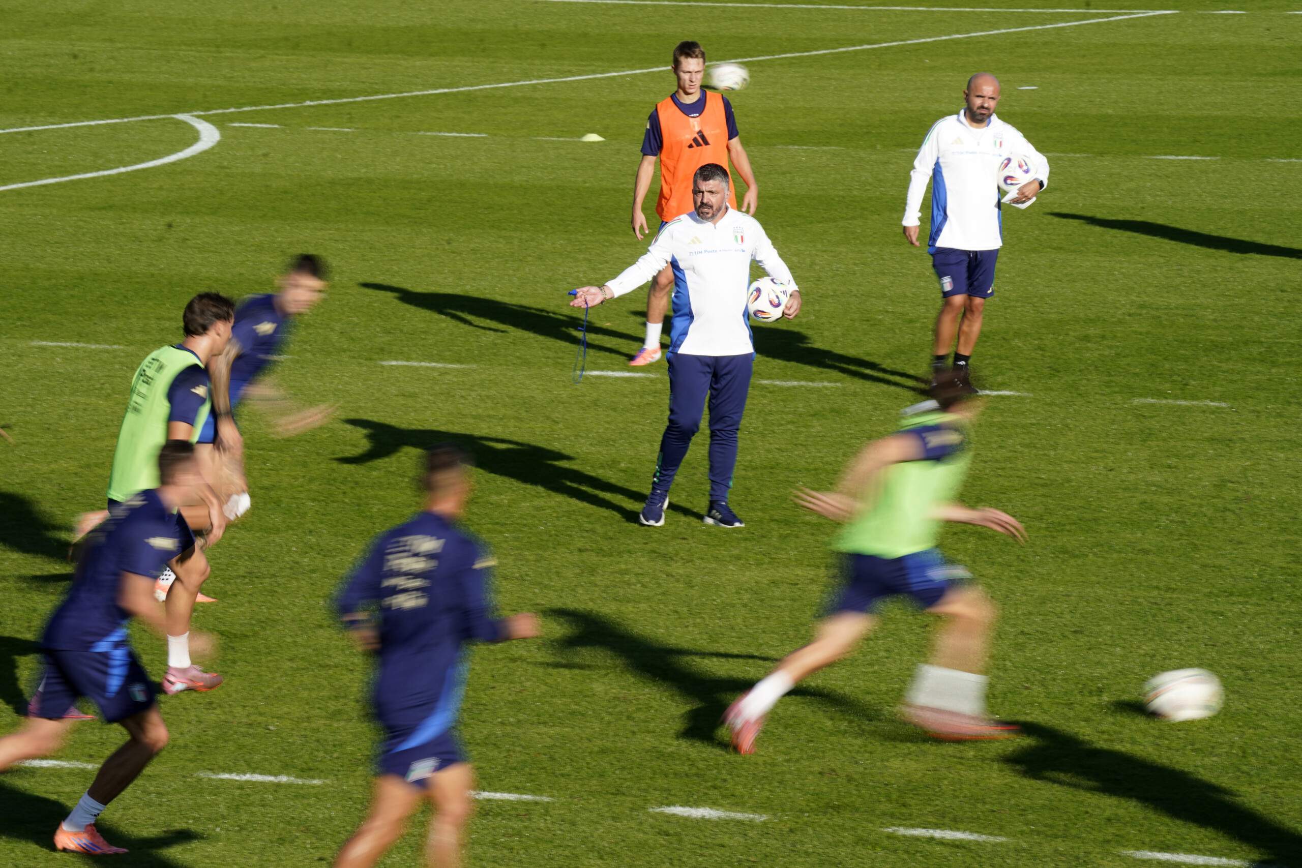 Football : Adidas et la FIGC dévoilent le nouveau maillot domicile de l'équipe nationale italienne 1 football adidas et la figc devoilent le nouveau maillot domicile de lequipe nationale italienne scaled
