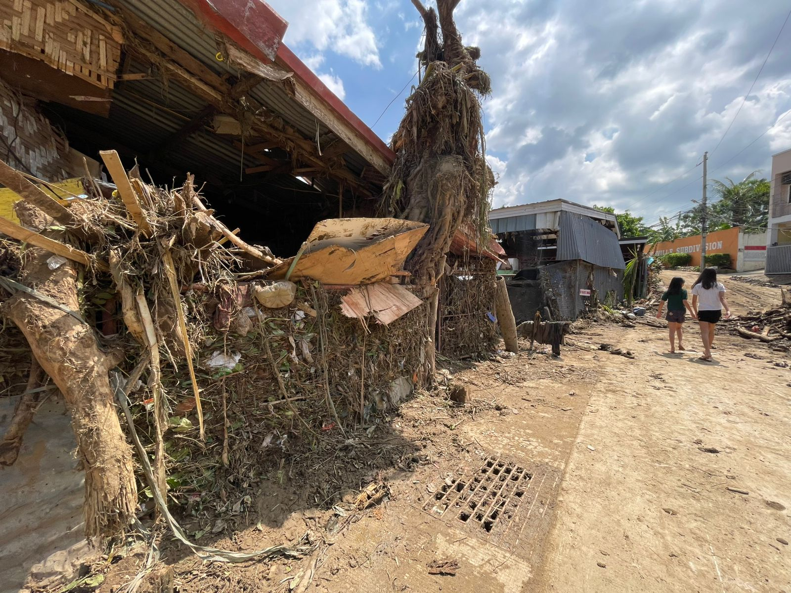 Philippines : au moins deux personnes décédées et plus d'un million d'évacués à cause du super typhon Fung-wong 1 philippines au moins deux personnes decedees et plus dun million devacues a cause du super typhon fung wong