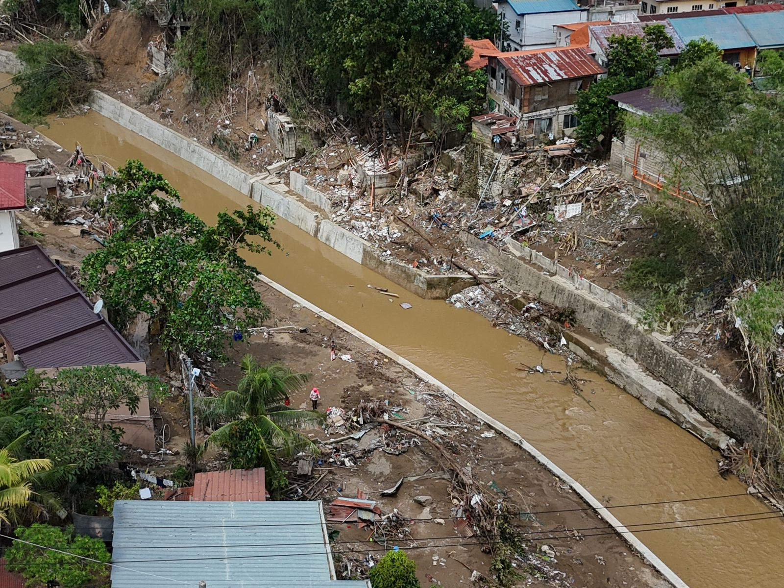 philippines le super typhon fung wong menace le pays pres dun million de personnes evacuees