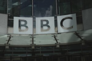 royaume uni demission des dirigeants de la bbc apres les critiques suscitees par un documentaire sur trump