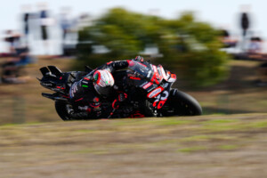 motogp grand prix de valence pole position pour bezzecchi devant alex marquez