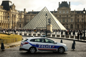 france le ministere de linterieur confiant quant a la recuperation des bijoux du louvre