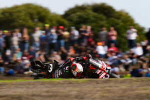 motogp bezzecchi gagne a valence double victoire pour aprilia