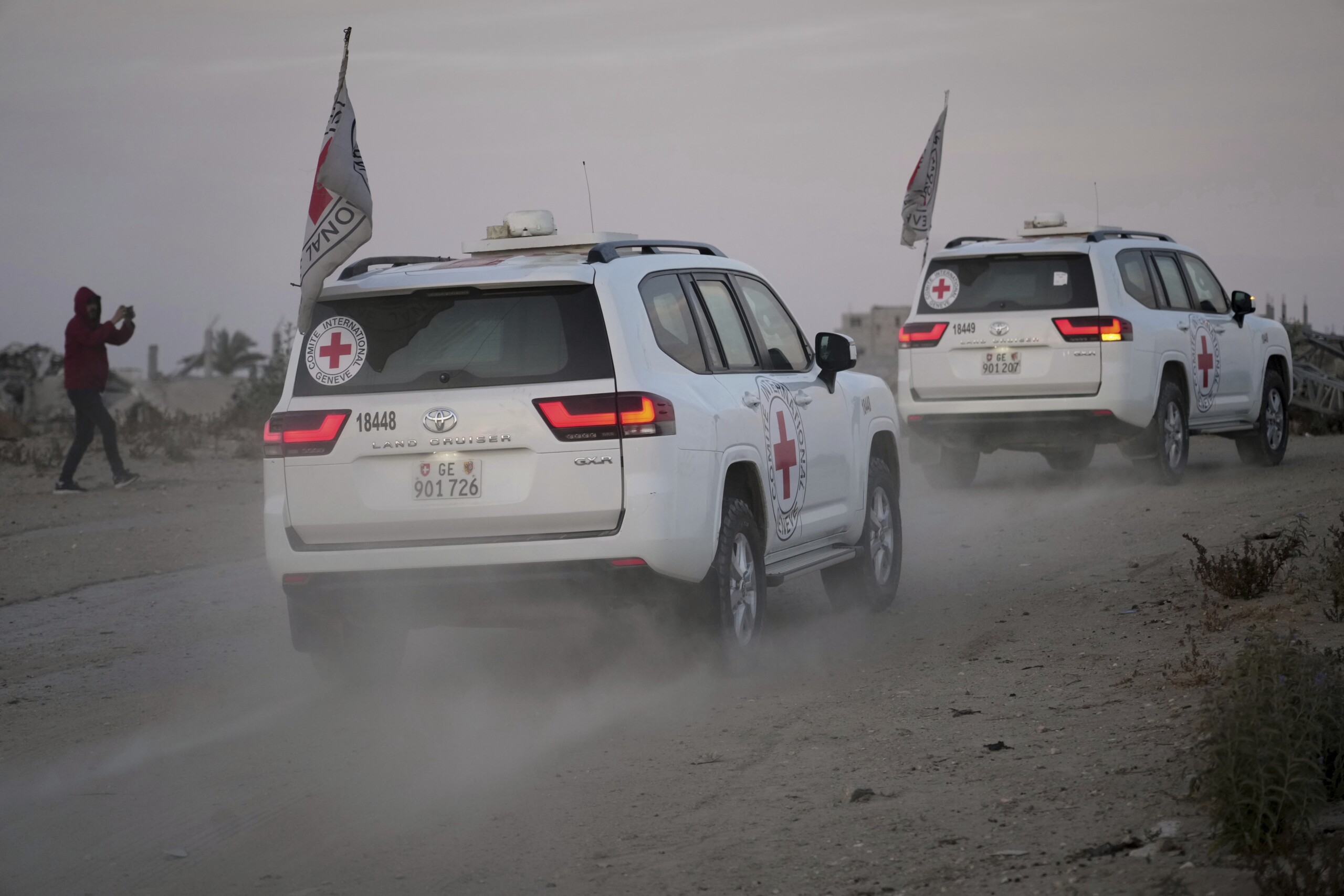 Le Hamas remet le corps d'un otage à la Croix-Rouge 1 le hamas remet le corps dun otage a la croix rouge scaled
